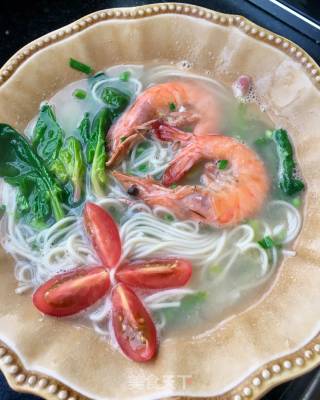 蒜香菠菜鲜虾热汤面的做法