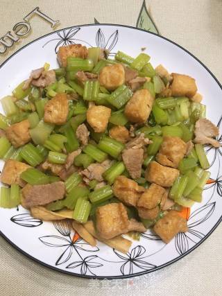 油豆腐炒芹菜的做法