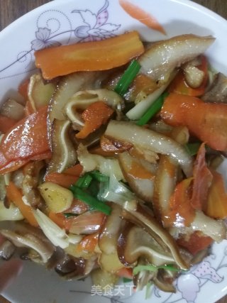 猪耳炒胡萝卜的做法