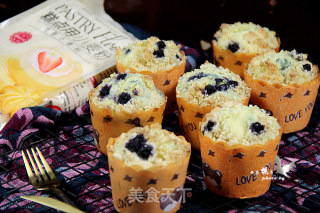 酥顶蓝莓爆浆纸杯蛋糕