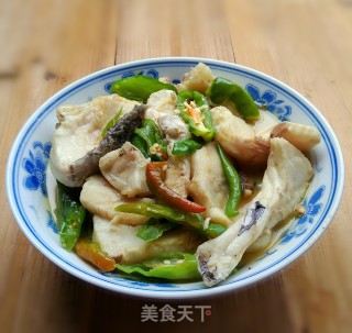 东江草鱼块煮秋辣椒的做法