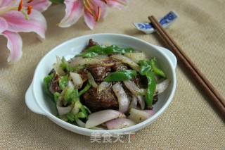 青椒洋葱炒牛仔骨的做法