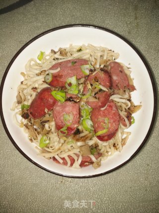 酸菜香肠炒面的做法