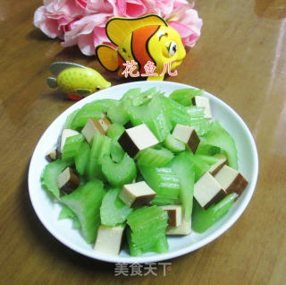 鸡蛋干炒西芹的做法