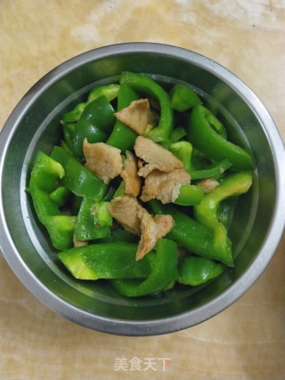 灯笼椒炒里脊肉的做法