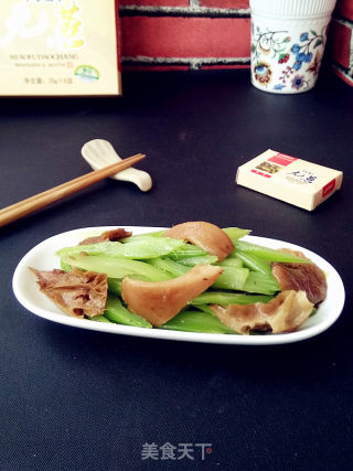 元蘑炒芹菜的做法