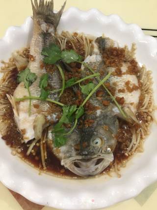 金针菇蒸鲈鱼的做法