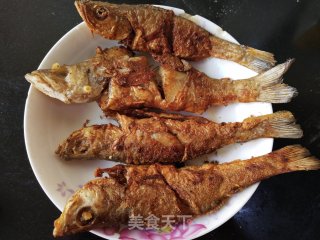 油炸鲈鱼的做法