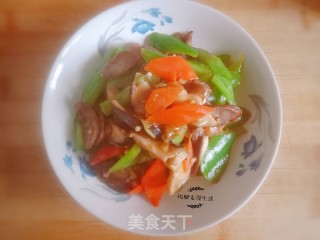 尖椒香菇炒干肠的做法