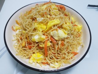 胡萝卜鸡蛋炒熟面的做法
