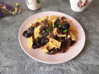 腐竹木耳炒肉的做法
