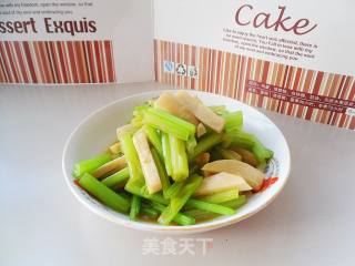 杏鲍菇炒芹菜的做法