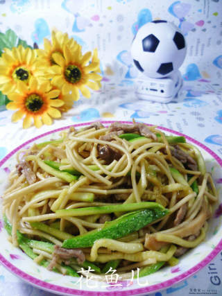 杏鲍菇西葫芦瘦肉丝炒面的做法