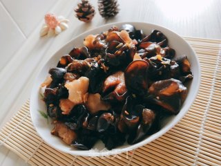 木耳炒五花肉的做法