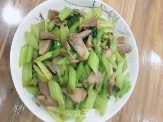 芹菜炒肉片的做法
