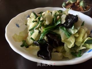 卷心菜黑木耳炒蒜苗的做法