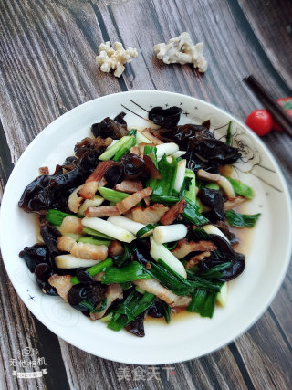 蒜苗木耳炒肉的做法
