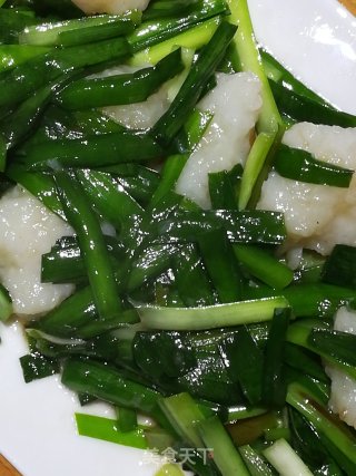 韭菜烩鱼丸的做法