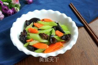 胡萝卜黑木耳炒西芹的做法