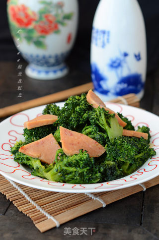 西蓝花炒火腿肠的做法