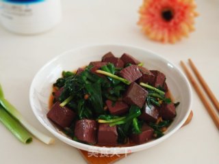 韭菜炒鸭血的做法