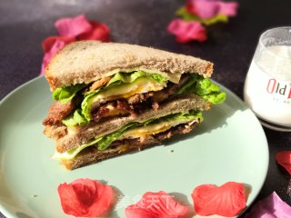 牛肉鸡蛋三明治的做法