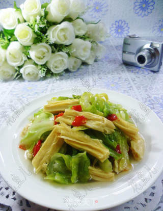 腐竹炒牛心菜的做法