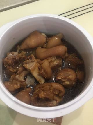 卤猪脚的做法
