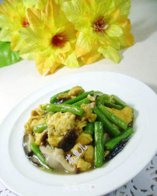 香菇梅豆炒鸡蛋的做法
