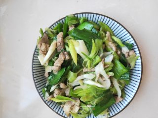 肉丝炒青蒜～简单又好吃的做法