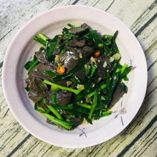 韭菜炒鸡血的做法