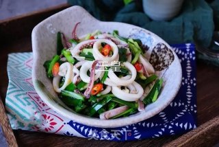 韭菜炒鱿鱼的做法