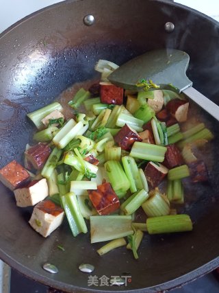芹菜炒干子的做法