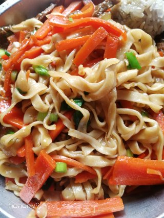 胡萝卜五花肉蒸面的做法