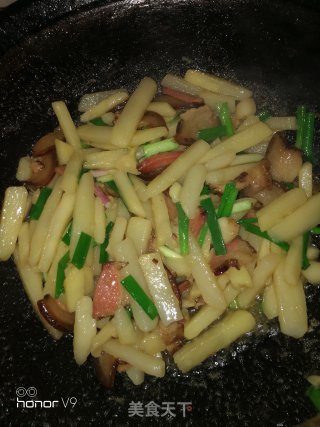 腊肉炒土豆条的做法