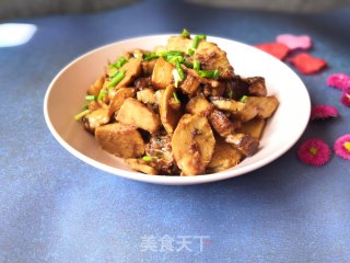 五花肉红烧芋头的做法