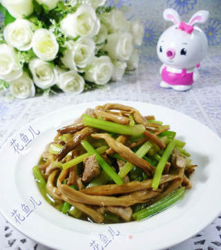 黄花菜瘦肉丝炒芹菜的做法