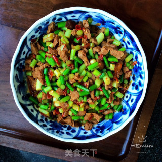牛肉丁炒蒜苔的做法