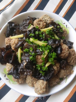 木耳焖肉丸的做法