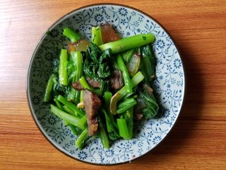 腊肉炒芥菜心的做法