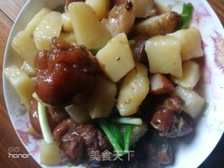猪蹄焖土豆块的做法