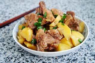 大骨头炖土豆的做法
