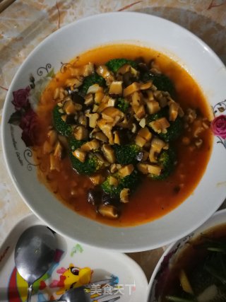 香菇丁番茄酱烩西蓝花的做法