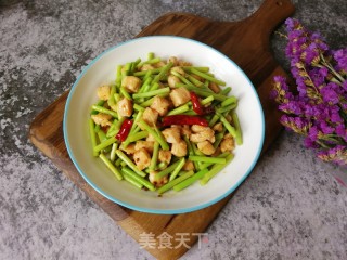 蒜苔滑炒鸡丁的做法