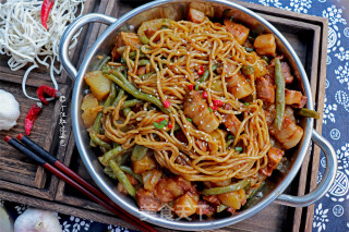 五花肉豆角焖面的做法