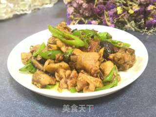 尖椒香菇炒草鸡的做法