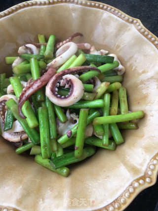 蒜苔炒鱿鱼腿的做法