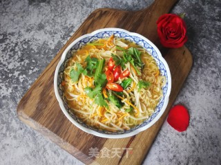 金针菇虫草花煮方便面的做法