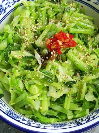 凉拌香芹包菜的做法