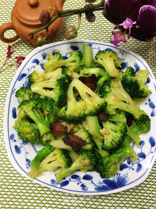 腊肉炒西兰花的做法